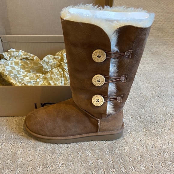Like new Bailey button triple Ugg’s - Picture 5 of 5
